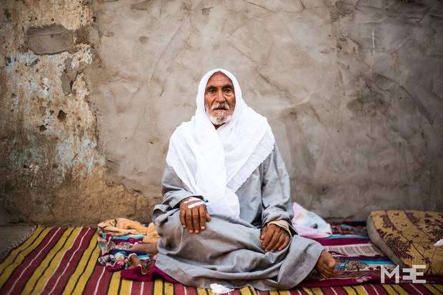 (ภาพ) ฮัจญีฮิมดาน ผู้มีอายุมากกว่า 90 ปี และเป็นหนึ่งในผู้ลี้ภัยชาวปาเลสไตน์ที่เหลืออยู่ไม่กี่คน ที่ได้หนีเอาชีวิตรอดมายังอียิปต์จากสงครามปี 1948 ในปาเลสไตน์(MEE/Ibrahim Ahmad)