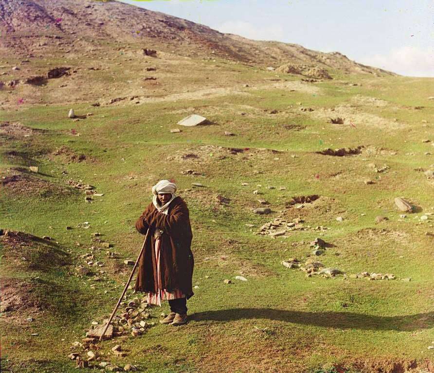 15-Shepherd-posed-near-a-hillside-Samarkand-between-1905-and-1915