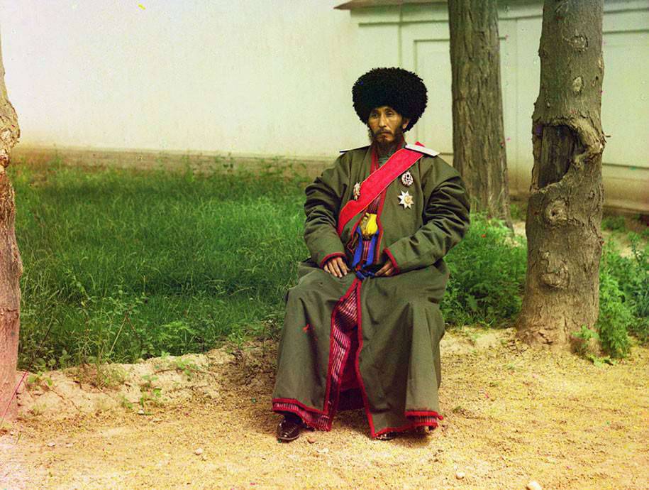 5-Isfandiyar-Jurji-Bahadur-Khan-of-the-Russian-protectorate-of-Khorezm-Khiva-now-a-part-of-modern-Uzbekistan-full-length-portrait-seated-outdoors-ca.-1910