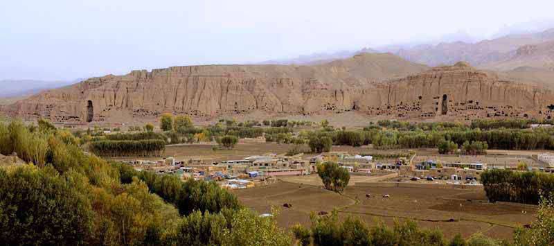 ภาพมุมกว้างของหุบเขาบามิยัน (Bamiyan Valley) ในอัฟกานิสถานก่อนถูกตาลิบันบุกยึด บามิยันตั้งอยู่บนเส้นทางสายไหมในพื้นที่แถบภูเขาฮินดูกูช (ภาพจาก afghanistanembassy.org.uk)