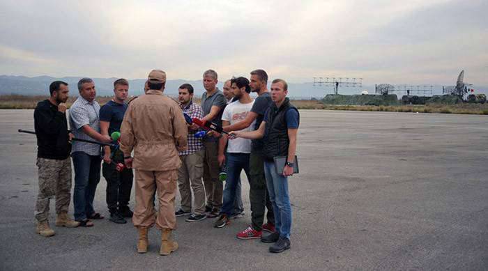 Rescued Su-24 pilot answers journalists' questions