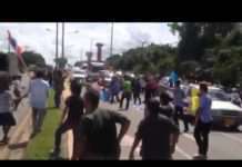 กลุ่มไร้ที่ดินทำกิน ปิดสนามบินกระบี่ ปะทะกลุ่มต้าน ด้ามธงตีกันชุลมุน (คลิป)