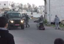 ชั่ว! ตำรวจอิสราเอลผลักคนพิการปาเลสไตน์ร่วงวีลแชร์ หลังพยายามเข้าช่วยเหลือหญิงสาวที่ถูกยิง