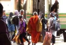 สองหนุ่มมุสลิมช่วยพระสงฆ์ถือถุงย่ามสัมภาระขึ้นรถไฟที่สุไหงโก-ลก : จากภาพประทับใจ สู่พลังสันติภาพอยู่ในมือคุณ