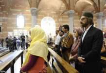 มุสลิมฝรั่งเศสร่วมพิธีไว้อาลัยบาทหลวงที่ถูกไอซิสฆ่าปาดคอ แสดงความเป็นหนึ่งเดียวกับชาวคริสต์