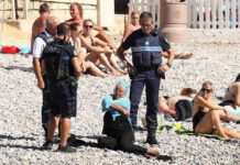 แบน “เบอร์กินี” : ตำรวจฝรั่งเศสพร้อมอาวุธ บังคับผู้หญิงให้ถอดเสื้อผ้าบนชายหาดเมืองนีซ