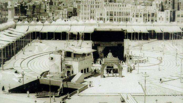 อาคารดั้งเดิมของบ่อซัมซัมอยู่ตรงกลางของมะตาฟ (Mataf : ลานสำหรับตอวาฟหรือเดินวน)