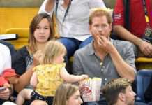 คลิปน่ารักมาก! สาวน้อย 2 ขวบแอบล้วงหม่ำป๊อบคอร์น “เจ้าชายแฮร์รี่”