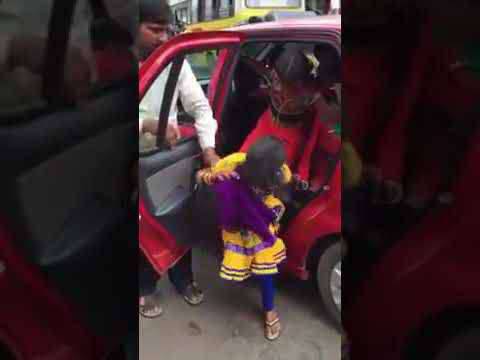 ต้องดูคลิปนี้! คุณไม่อยากเชื่อหรอก ว่าจะมีเด็กกี่คนออกมาจากรถคันเดียวในอินเดีย