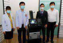 รพ.ธรรมศาสตร์เฉลิมพระเกียรติ ร่วมกับบริษัท ฟูจิฟิล์ม (ประเทศไทย) นำเครื่องเอกซเรย์เคลื่อนที่ระบบดิจิตอล FDR Nano ช่วยวิเคราะห์หาร่องรอยของโรค สำหรับผู้ป่วยที่ติดเชื้อไวรัสโควิด-19