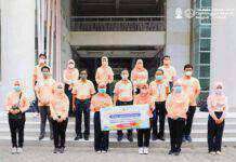 รศ.ดร.วินัย ดะห์ลัน พร้อมคณะผู้บริหารฯ มอบเจลและสเปรย์แอลกอฮอล์แก่มัสยิดและประชาชน 10,000 ขวด