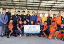 สุดสาคร-มังกรปภาวิน นำทีมนักมวยไทยไฟท์และดาราช่อง 8 ลงพื้นที่ช่วยชาวปักธงชัย จากภัยน้ำท่วมโคราช