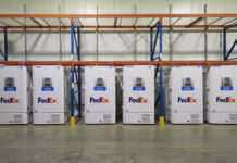 เฟดเอ็กซ์เตรียมจัดส่งวัคซีน COVID-19 ชุดแรกจาก Pfizerไปยังทั่วสหรัฐอเมริกา ตู้เย็นควบคุมอุณภูมิสำหรับขนส่งวัคซีน COVID-19