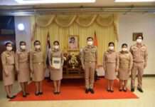 จังหวัดนนทบุรี จัดพิธีมอบแบบลายผ้า “ผ้ามัดหมี่ลายขอเจ้าฟ้าสิริวัณณวรีฯ” เพื่อประชาสัมพันธ์ “ผ้าไทยใส่ให้สนุก”