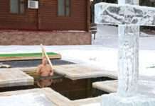 ปูตินลงแช่น้ำเยือกแข็งในพิธีศักดิ์สิทธิ์ของชาวคริสต์นิกายออร์โธดอกซ์