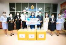 “ศาลเยาวชนและครอบครัวกลาง” นำคณะผู้พิพากษา ผู้พิพากษาสมทบและข้าราชการ รับมอบแว่นหน้ากากเฟสชิลด์จาก“แว่นท็อปเจริญ”