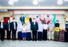 เลขาฯ ศอ.บต. มอบเกียรติบัตรนักเรียนดีเด่น จากการแข่งขัน “ครัวโรงเรียนสู่ครัวบ้าน”