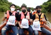 ชาวบางบาล อยุธยา ขอบคุณ ช่อง 8 นำทีมดาราผู้ประกาศข่าวลงพื้นที่แจกถุงยังชีพ