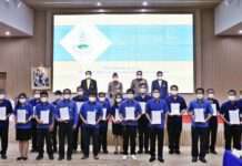 องคมนตรี มอบโล่ พร้อมใบรับรองและเกียรติบัตร ให้กับ 17 ชุมชน ในโครงการพัฒนาชุมชนบนพื้นที่สูงคาร์บอนต่ำและยั่งยืนตามแนวทางโครงการหลวง