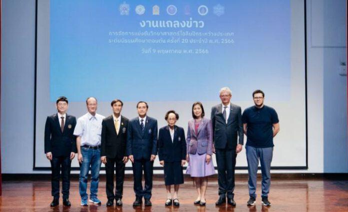 ผู้แทนเครือข่ายความร่วมมือจากภาคส่วนต่างๆ บนเวที