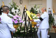 ในหลวง โปรดเกล้าฯ พระราชทานพวงมาลาวางหน้าโกศอัฐิ “หมออุดมศิลป์” อดีต รมช.สธ.