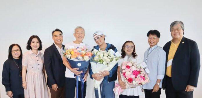 คุณไพบูลย์ ดำรงชัยธรรม พร้อมคณะผู้บริหาร มอบช่อดอกไม้แสดงความยินดีกับ เบิร์ด-ธงไชย ศิลปินแห่งชาติ