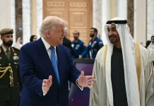 เมื่อทรัมป์เมินอิสราเอล ชาติอ่าวอาหรับเดินหน้าเร่งล็อบบี้ข้อตกลงนิวเคลียร์กับอิหร่าน ประธานาธิบดีโดนัลด์ ทรัมป์แห่งสหรัฐฯ (ซ้าย) และชีค โมฮัมเหม็ด บิน ซายิด อัล นายาน เดินทางมาถึงพระราชวังกาสร์ อัล วาตัน (พระราชวังแห่งชาติ) ในกรุงอาบูดาบี เมื่อวันที่ 15 พฤษภาคม 2568 (เบรนแดน สเมียลอฟสกี/เอเอฟพี) via MEE