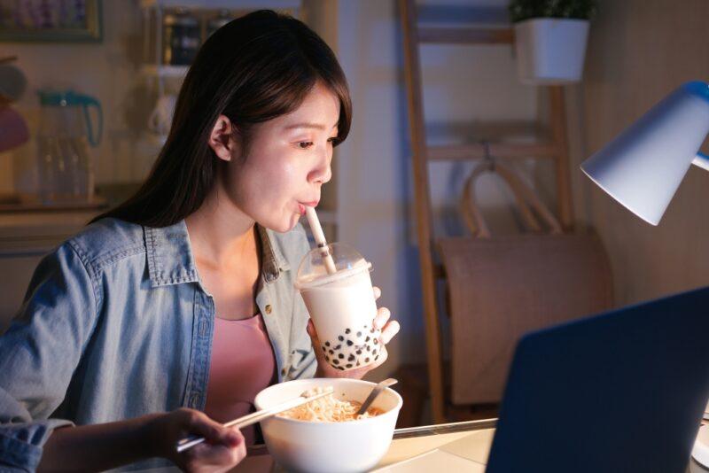 การกินอาหารที่มีไขมันสูงทำให้เกิดอาการแน่นท้องท้องอืดและอาการเรอเปรี้ยว