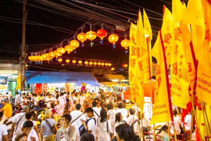 การทำบุญเป็นกิจกรรมหลักคนส่วนใหญ่ทำในวันเจ