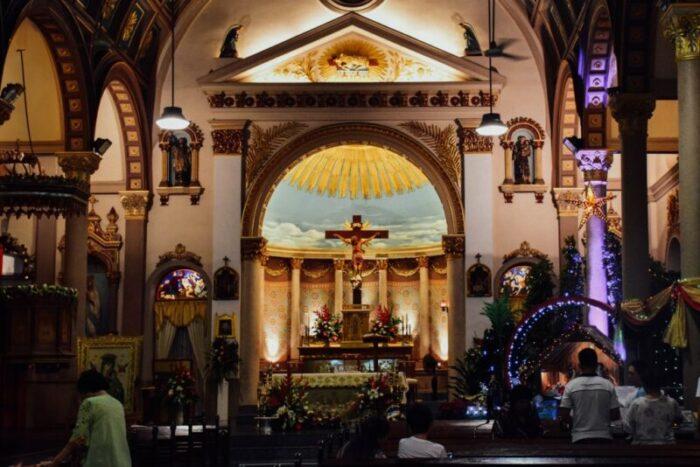 เข้าร่วมพิธีกรรมทางศาสนาในวันคริสมาสต์