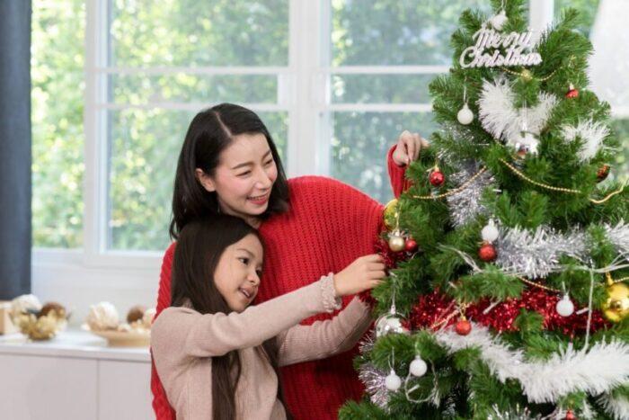 การตกแต่งต้นคริสต์มาสเป็นหนึ่งในกิจกรรมที่สำคัญที่สุดในวันคริสมาสต์