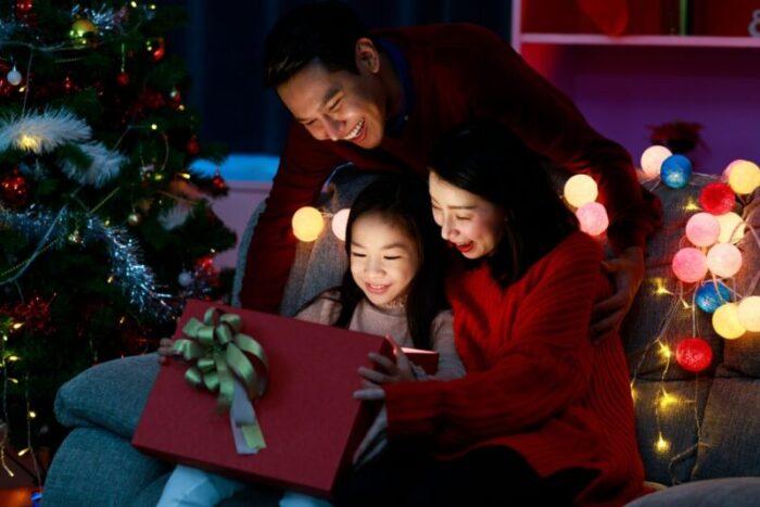 : กิจกรรมการแลกของขวัญเป็นหนึ่งในประเพณีที่สำคัญในวันคริสมาสต์