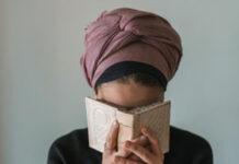 เจ้าหน้าที่สนามบินปรากบังคับหญิงยิวเคร่งศาสนาถอดผ้าคลุมศีรษะ จุดกระแสวิจารณ์ต่อต้านยิว