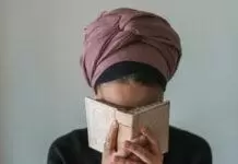 เจ้าหน้าที่สนามบินปรากบังคับหญิงยิวเคร่งศาสนาถอดผ้าคลุมศีรษะ จุดกระแสวิจารณ์ต่อต้านยิว